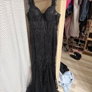 Elegant Black Lace Evening Gown